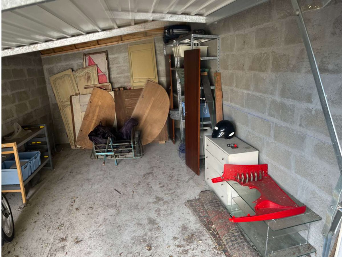 Avant — Garage désencombré et remis en état, à Saint-Nazaire.